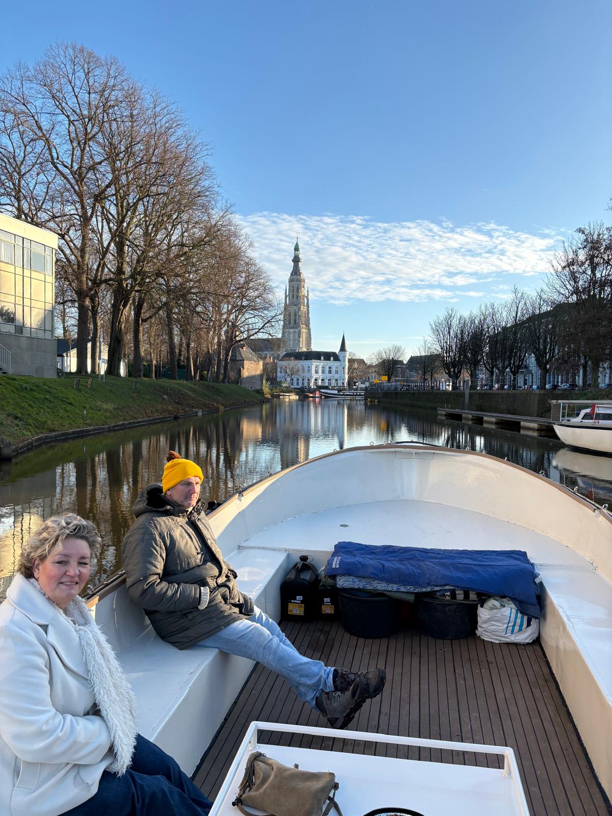 Luxe sloep op de singel van Breda met de Grote Kerk
