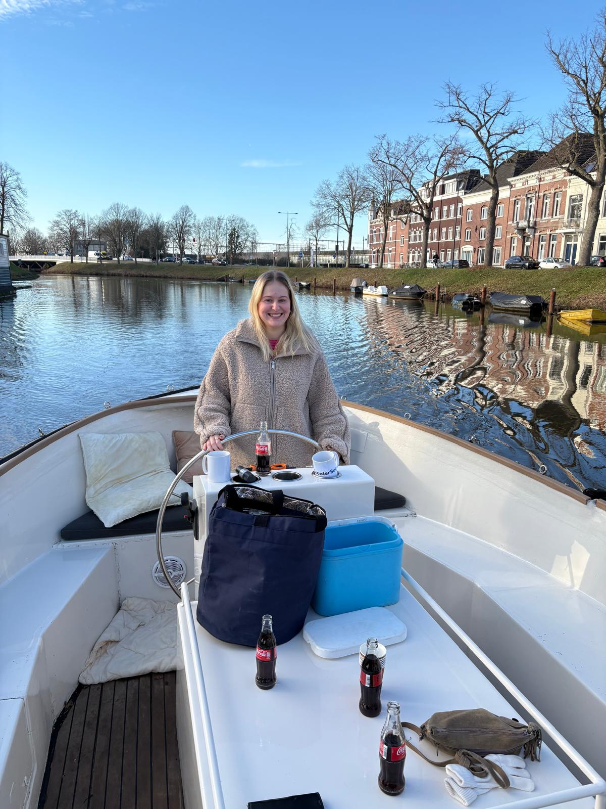 Onze schipper aan het roer van de luxe sloep